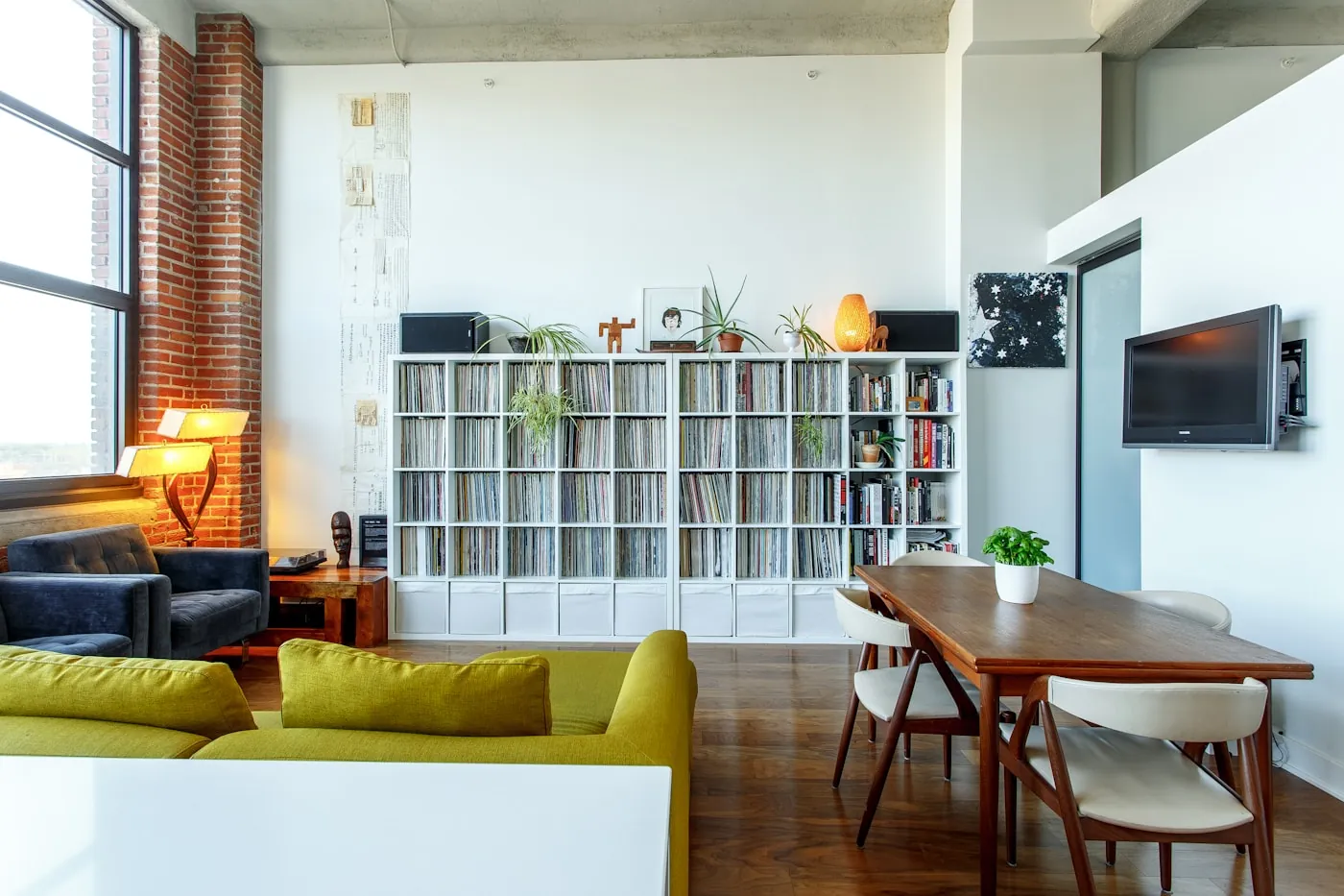 Loft avec bibliothèque et canapé
